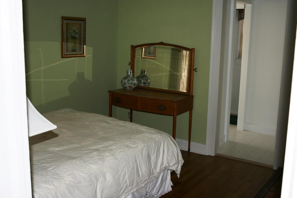 Inside/BedBath.JPG