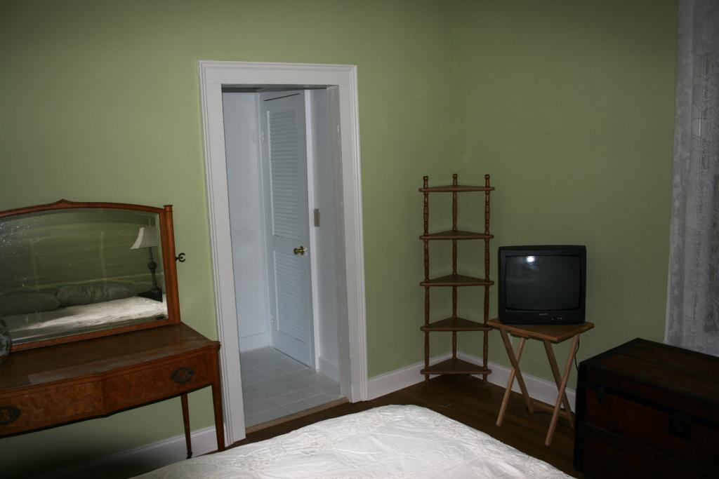 Inside/BedBath2.JPG