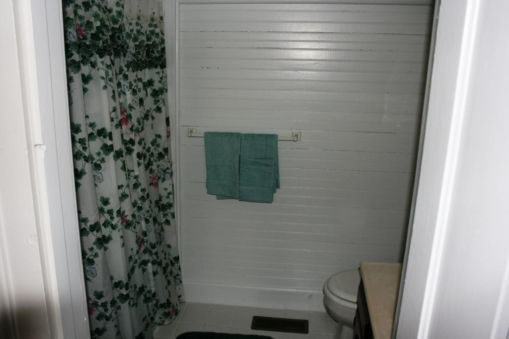 Inside/BedBath3.JPG