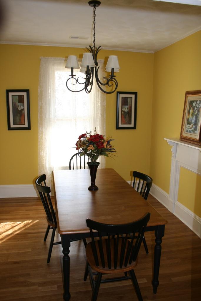 Inside/DiningRoom.JPG