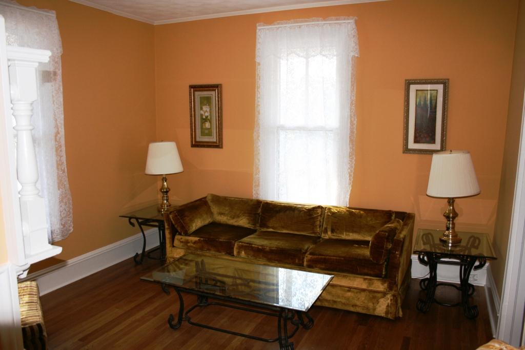 Inside/LivingRoom1.JPG